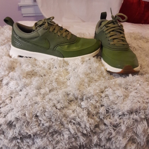 Nike Shoes - Nike Olive Max Theas